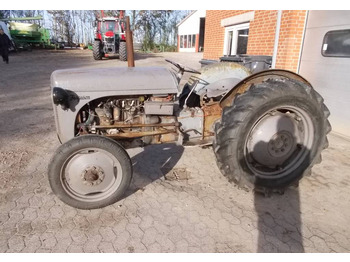 Tractor MASSEY FERGUSON