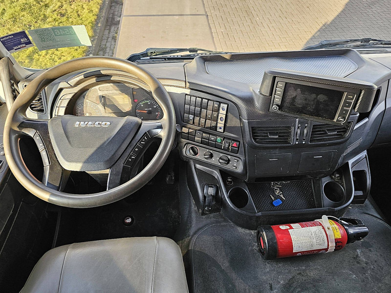 Kipper vrachtwagen Iveco AT260T45 TRAKKER HIAB XS144