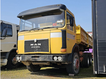 Kipper vrachtwagen MAN 26.281 DFK 6X4 STEEL 6 CYL.