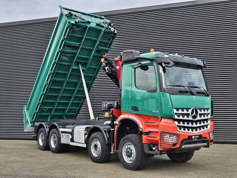 Kipper vrachtwagen Mercedes-Benz AROCS 4145 8X6 TIPPER + HMF CRANE