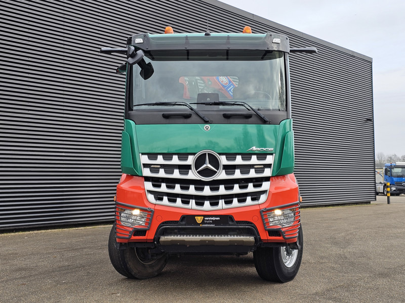 Kipper vrachtwagen Mercedes-Benz AROCS 4145 8X6 TIPPER + HMF CRANE