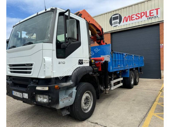 Vrachtwagen met open laadbak IVECO Trakker