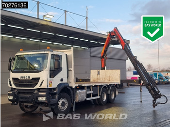 Vrachtwagen met open laadbak IVECO Trakker