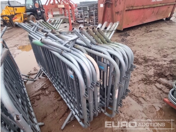 Bouwmaterieel Bundle of Metal Safety Barriers (2 of): afbeelding 5