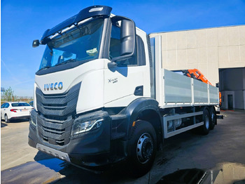 Vrachtwagen met open laadbak IVECO