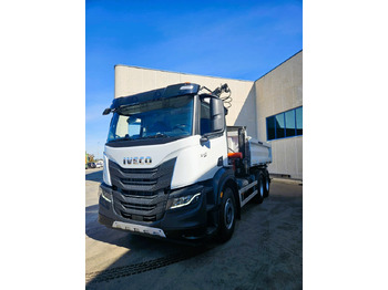 Vrachtwagen met open laadbak IVECO