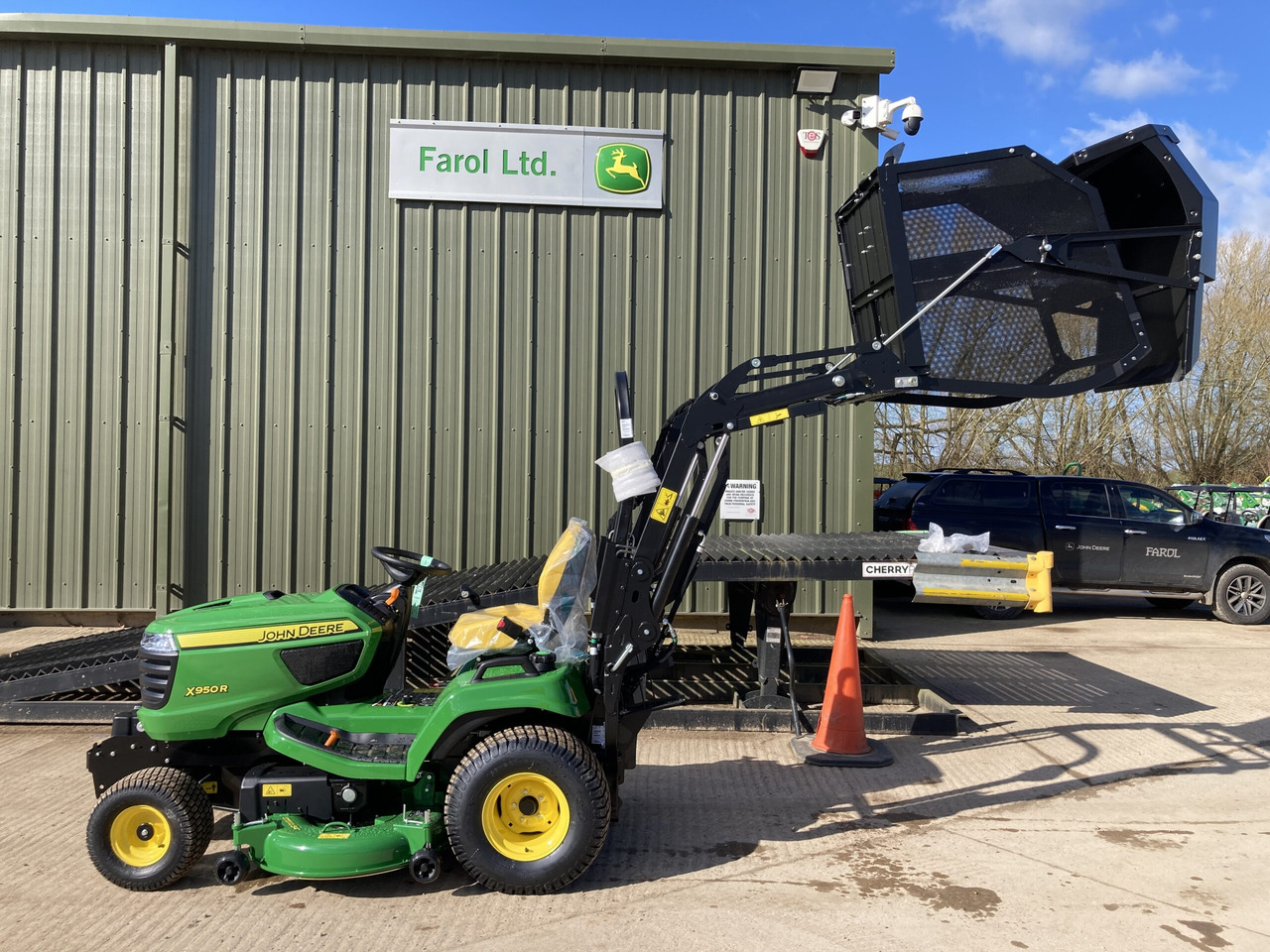 Nieuw Gazonmaaier John Deere X950R ride on cut and collect mower: afbeelding 9