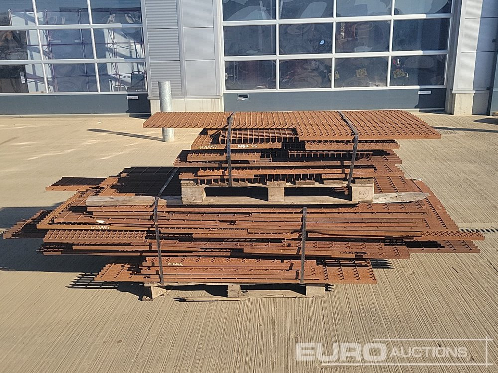 Bouwmaterieel Pallet of Steel Grating Walkway (2 of): afbeelding 6